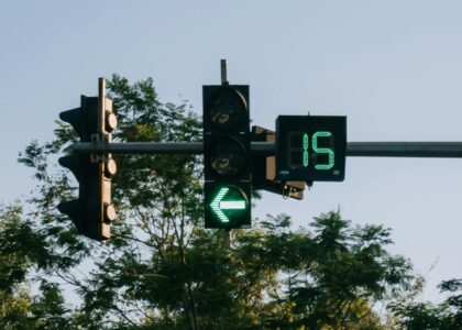 3, 2, 1, 0, Start! - czyli sekundy na pomoc światłom, sekundniki. Foto Pexels