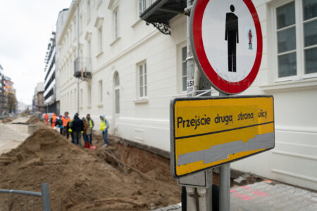 Odkrycie na Okrzei - przykościelny cmentarz z XVII wieku pod ulicą - Foto ZDM