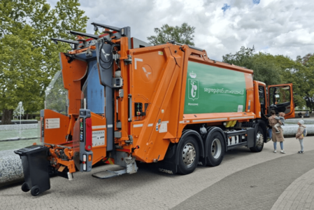 Śmieciarka odbiór odpadów foto UM