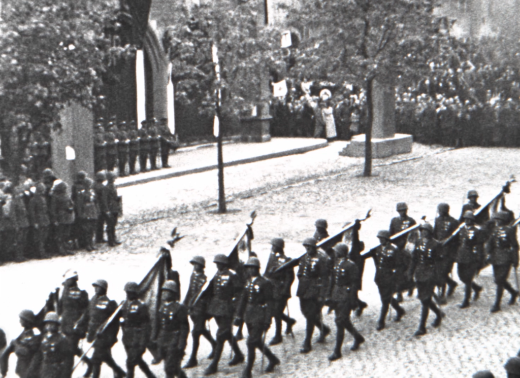 Nieznany film z pogrzebu Marszałka Piłsudskiego odnaleziony po 91 latach. Print screen z filmu Pogrzeb Marszałka Piłsudskiego - Narodowe Archwium Cyfrowe