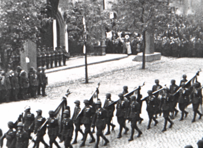 Nieznany film z pogrzebu Marszałka Piłsudskiego odnaleziony po 91 latach. Print screen z filmu Pogrzeb Marszałka Piłsudskiego - Narodowe Archwium Cyfrowe