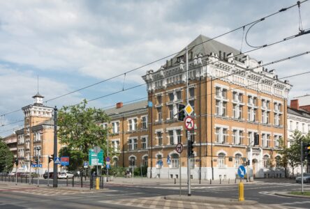 VIII Liceum Ogólnokształcące im. Władysława IV w Warszawie Foto wikimedia Adrian Grycuk