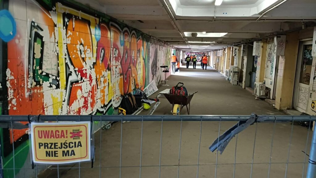 Zasypane piachem czy kulturą? Przejście podziemna pod ul. Targową. Foto ZDM