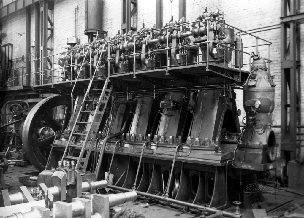 Silnik okrętowy wyprodukowany przez Zakłady Mechaniczne Ursus w Czechowicach, Foto: Narodowe Archiwum Cyfrowe